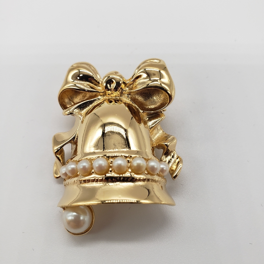 Vintage Richelieu Christmas Bell. Gold tone